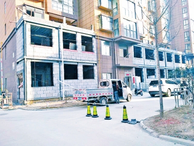 周口一小區臨街住宅胖了一圈 回應:系違章建筑