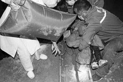 2歲女童不慎墜井 因深井狹窄消防掘地1小時施救