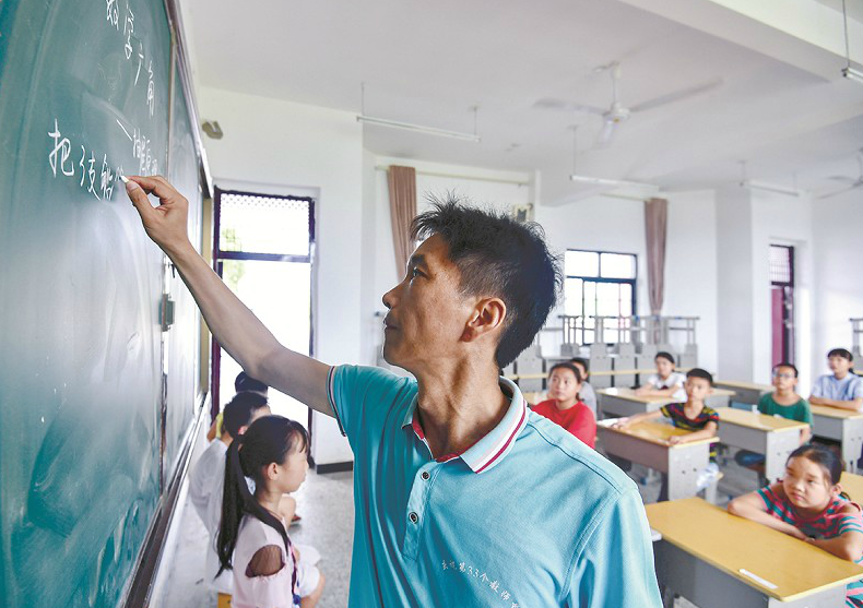 圖為:周永杰在給學生補課