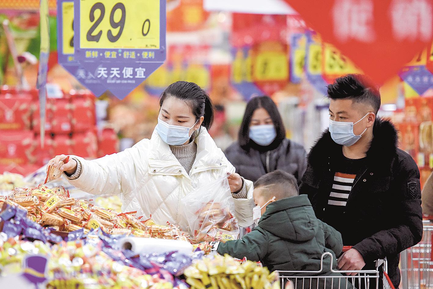 2月9日,消費者在荊州大潤發萬達店選購商品。荊州春節市場商品品種豐富、供應充足、質優價穩。 (視界網 黃志剛 攝)