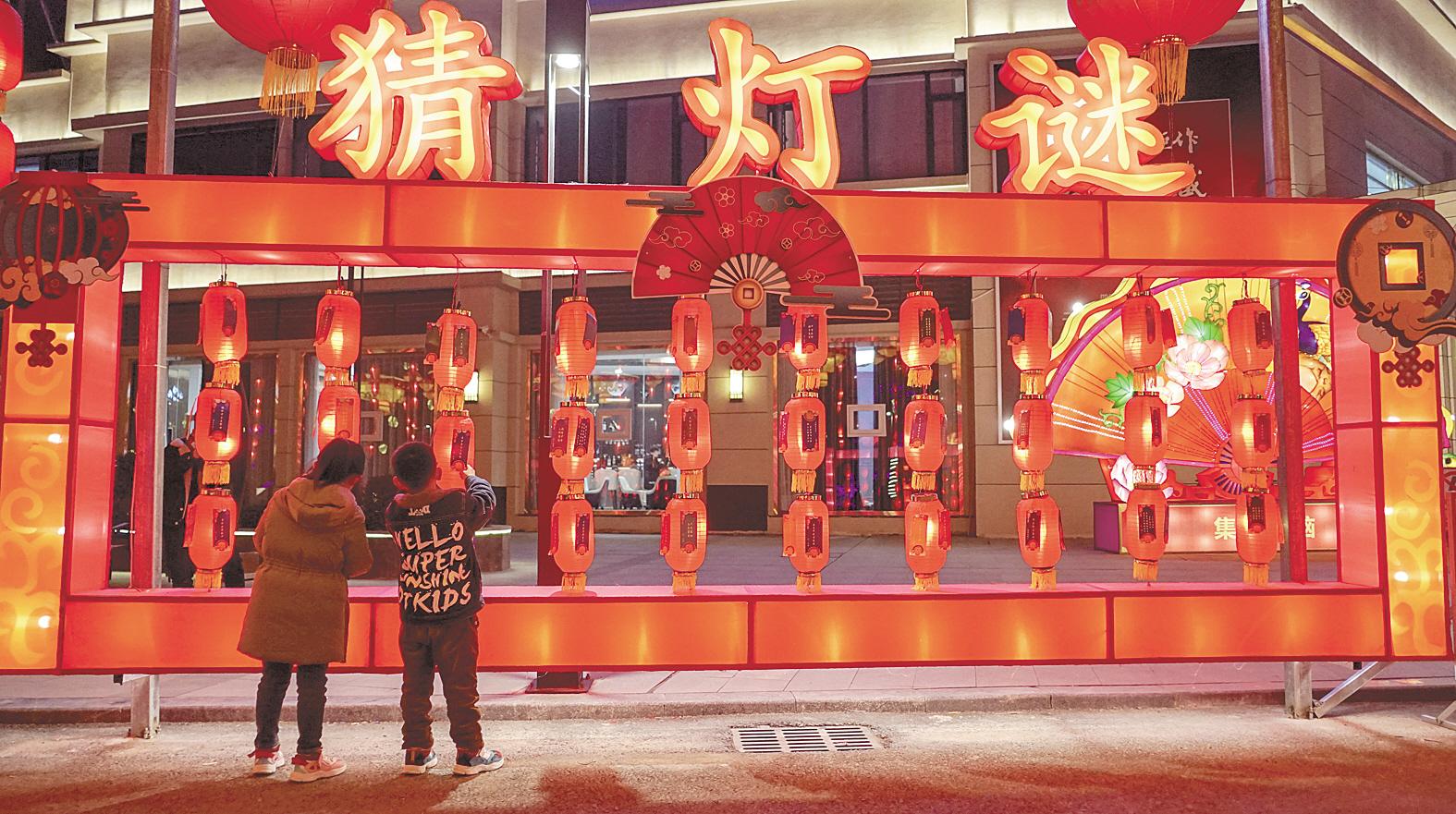 2月1日,利川市四季濱河公園舉辦迎春花燈活動,市民正在猜燈謎。(視界網 廖顯蓉 攝)