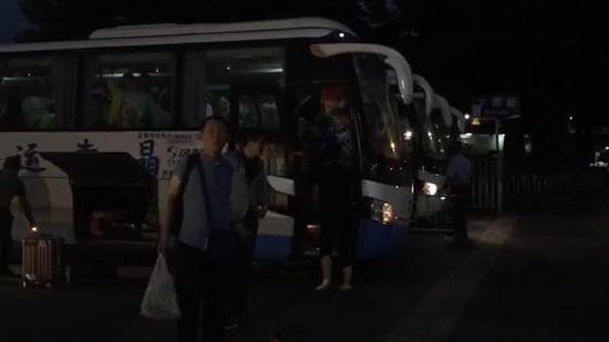 西安游客談美嬌:“一下車就看到有這么多人,在等著我們,幫助我們,我真的感覺我不是一個人,非常的溫暖!”