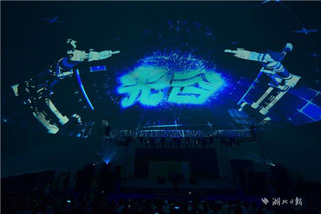 8月23日晚,由鄂旅投集團(tuán)和東湖高新區(qū)聯(lián)合打造的“獻(xiàn)禮光谷三十周年——追光者”科技舞臺(tái)劇在光谷國際網(wǎng)球中心上映,200余位光谷建設(shè)者和企業(yè)家到場觀看。這部劇聚焦光谷三十年的崢嶸歲月,向光谷的締造者致敬。