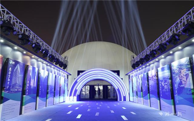 記者在現(xiàn)場看到,網(wǎng)球中心外搭建起一個(gè)占地面積1000平方米的巨型穹頂,內(nèi)部安防有數(shù)臺(tái)超高清投影儀,電腦控制下,他們共同向穹頂投射畫面,數(shù)字技術(shù)結(jié)合光影手段,中國光谷30年發(fā)展歷程躍然眼前。