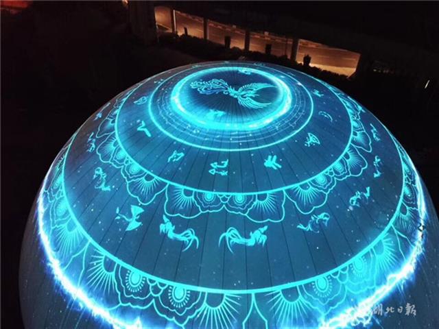 “采用這種光電科技秀和這種舞臺(tái)劇進(jìn)行結(jié)合,講述光谷創(chuàng)業(yè)者故事,以一部文藝作品向光谷三十年來致敬,也把我們的情懷通過這部劇能表現(xiàn)出來,把我們和光谷的聲音發(fā)出來。”湖北鄂旅投光谷文化旅游投資開發(fā)有限公司副總經(jīng)理項(xiàng)凡表示。