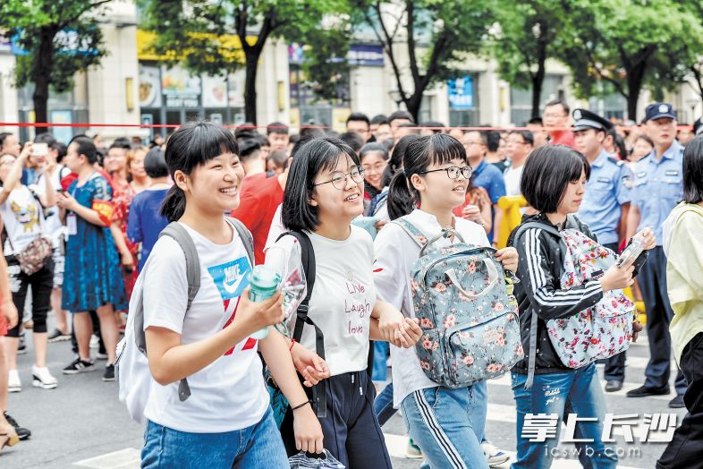 昨日上午,考生們走進(jìn)長(zhǎng)沙市實(shí)驗(yàn)中學(xué)考點(diǎn)。長(zhǎng)沙晚報(bào)記者 陳飛 攝