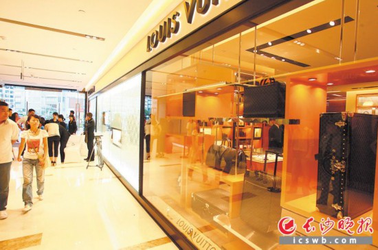 運達美美是長沙首家高端商場,曾經(jīng)匯聚了LV等30多個國際頂級品牌,如今則面臨轉(zhuǎn)型。長沙晚報記者 陳飛 攝