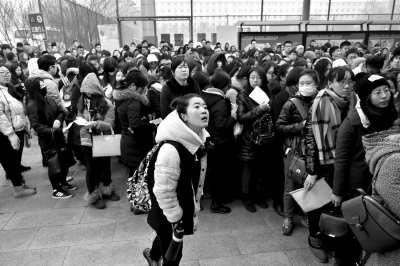 昨天上午,北京服裝學(xué)院第二教學(xué)樓考點(diǎn),考生等待進(jìn)入考場。京華時(shí)報(bào)記者周民攝