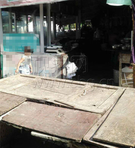 5歲小女孩大街上熟練吸煙 家長不管引路人唏噓