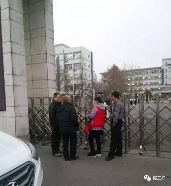 中學推平板教學收280萬元 學生排隊催家長送錢 中學推平板教學收280萬元 學生排隊催家長送錢