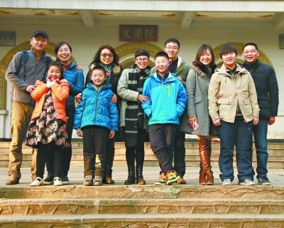 組圖:高校同宿舍8女生畢業(yè)后堅(jiān)持17年聚會(huì)