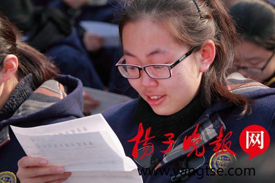 學(xué)生含淚讀家書。