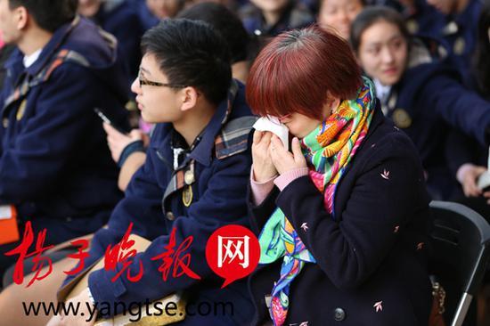 被現(xiàn)場打動(dòng)的家長。