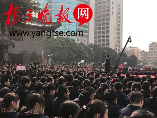 開放平臺(tái)上的學(xué)生成人禮演講。