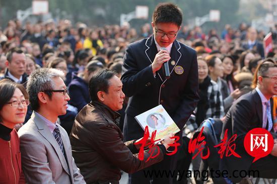 高三一班毛寅青爸爸送女兒相冊(cè)。