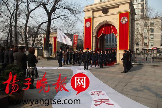 校領(lǐng)導(dǎo)和班主任迎接中門進(jìn)入的學(xué)生踐行“修身齊家治國平天下”的成人責(zé)任。