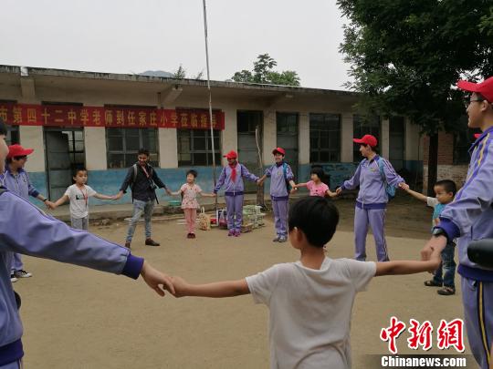 河北鄉(xiāng)村小學(xué)的一天:全校7名學(xué)生迎“人生第一次”