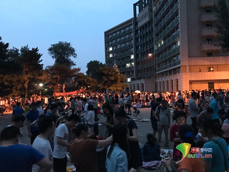 大學(xué)畢業(yè)季跳蚤市場火爆 大媽3元“強(qiáng)買”400元衣服