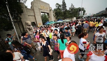 藏快遞車混入清華