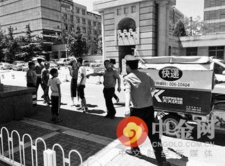 藏快遞車混入清華