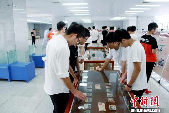 “紅色連環畫巡展走進高校”首場在武漢科技大學舉行