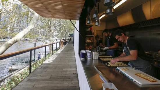 變廢為寶:澳廢棄火車軌道變身最“長”酒吧(圖)