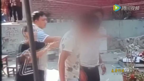 坐太久!實(shí)拍17歲游客遭景區(qū)攤販老板暴揍 鼻梁骨折