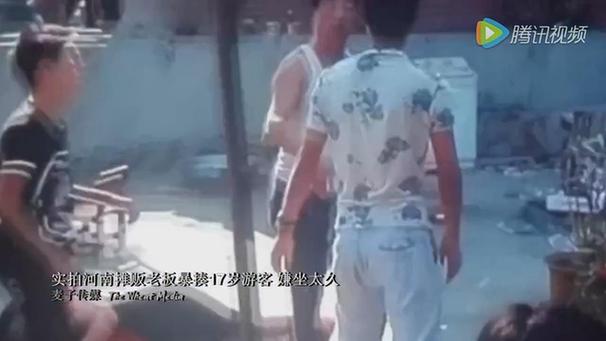 坐太久!實(shí)拍17歲游客遭景區(qū)攤販老板暴揍 鼻梁骨折