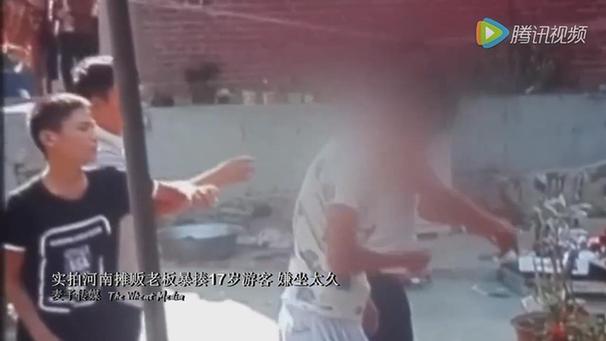 坐太久!實(shí)拍17歲游客遭景區(qū)攤販老板暴揍 鼻梁骨折