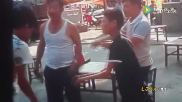 坐太久!實(shí)拍17歲游客遭景區(qū)攤販老板暴揍 鼻梁骨折