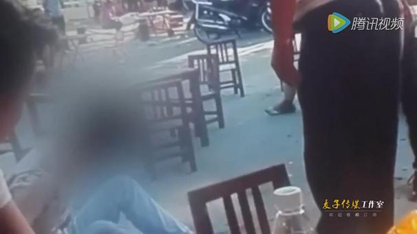 坐太久!實(shí)拍17歲游客遭景區(qū)攤販老板暴揍 鼻梁骨折