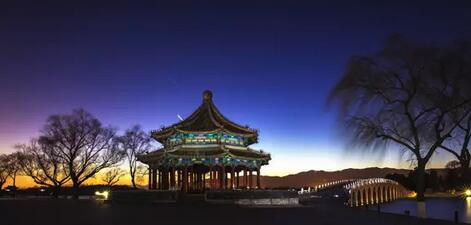 夜幕下的<a target='_blank' class='keywordsSearch'><p align=