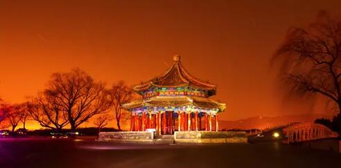 夜幕下的<a target='_blank' class='keywordsSearch'><p align=