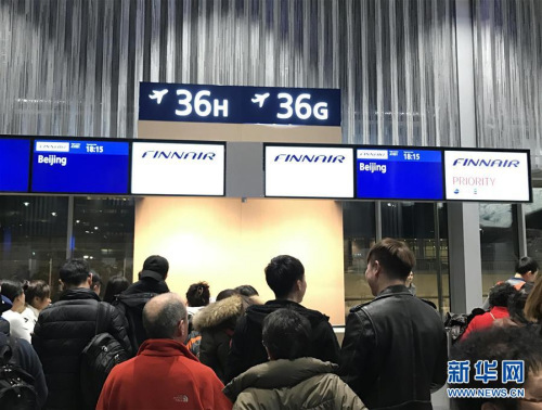 2017年1月25日,在芬蘭赫爾辛基,中國游客在機場等待乘坐芬航飛機回國。新華社記者張璇攝
