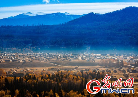 新疆童話般色彩的寧靜村莊