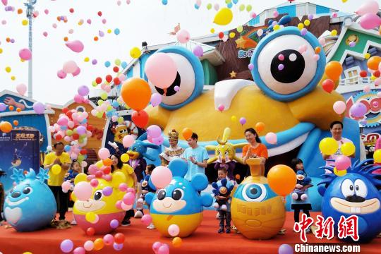 端午小長假首日游客暢游大連發現王國主題公園