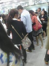 四川游客組團游港拒購物被關珠寶店 疑遭打頭威脅