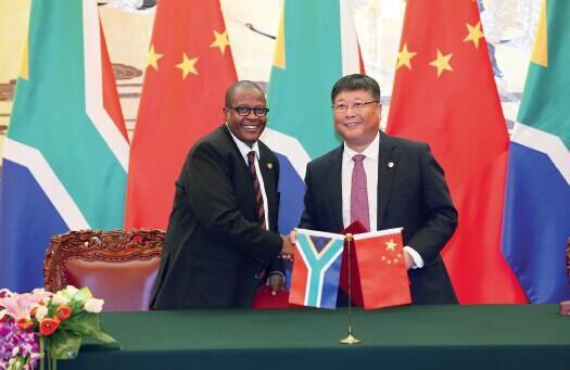 2014 年12 月4 日,南車株機公司董事長、總經理周清和與南非Transnet 負責人簽署鐵路裝備合作協議。