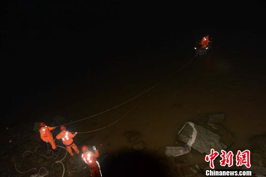 東海救助力量深夜搜尋并成功打撈墜江運鈔車