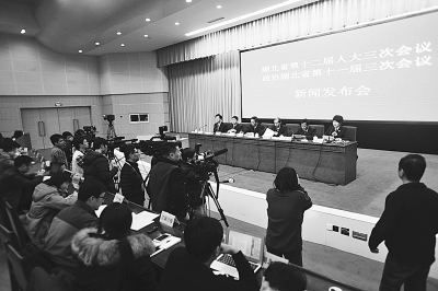 昨天,湖北“兩會(huì)”首場(chǎng)新聞發(fā)布會(huì)聚焦“法治湖北建設(shè)”。