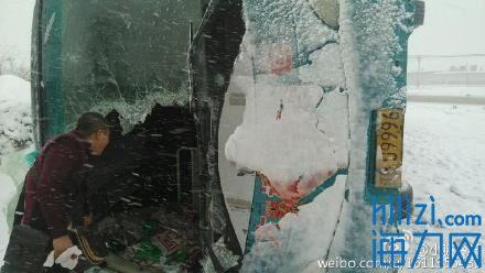 大連至丹東大客雪天側翻 致20余人受傷4人重傷