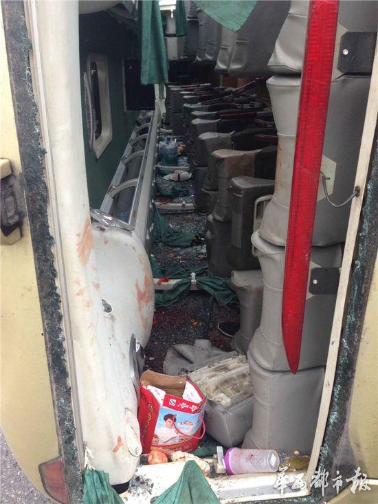 京昆高速客車側翻43名乘客受傷