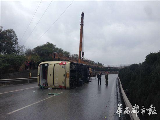 京昆高速客車側翻43名乘客受傷