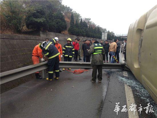 京昆高速客車側翻43名乘客受傷