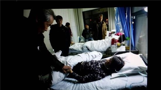 洛陽載20余人貨車景區內失控側翻 傷亡不明(圖)