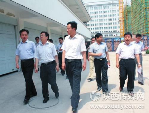 環保部西北督查中心趙浩明主任來商調研丹治工作,圖為在市環境應急物資儲備庫調研。