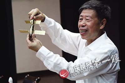 黃吉虎很喜歡小孩,還會經常翻翻孩子的作業。照理說,這些作業習題對于黃吉虎來說是小菜一碟。然而,這位1958年的浙江省高考榜眼、數理化全科滿分的高材生卻表示,有些題目,別說孩子做起來困難,就連他自己都做不起。