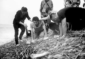 6月7日,“東方之星”號客船遇難人員家屬在長江邊哀悼親人。 新華社記者 肖藝九/攝