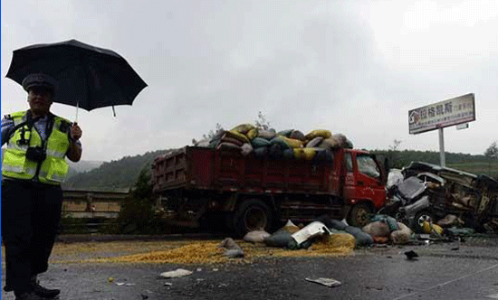 一輛車被擠成廢鐵