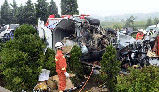 車禍現(xiàn)場消防隊(duì)員緊急救援